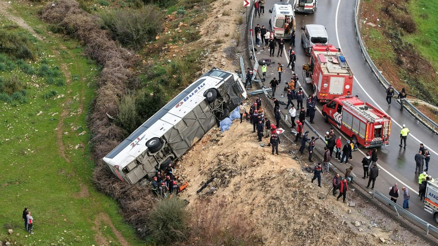 Der verunglückte Bus in der Provinz Antalya