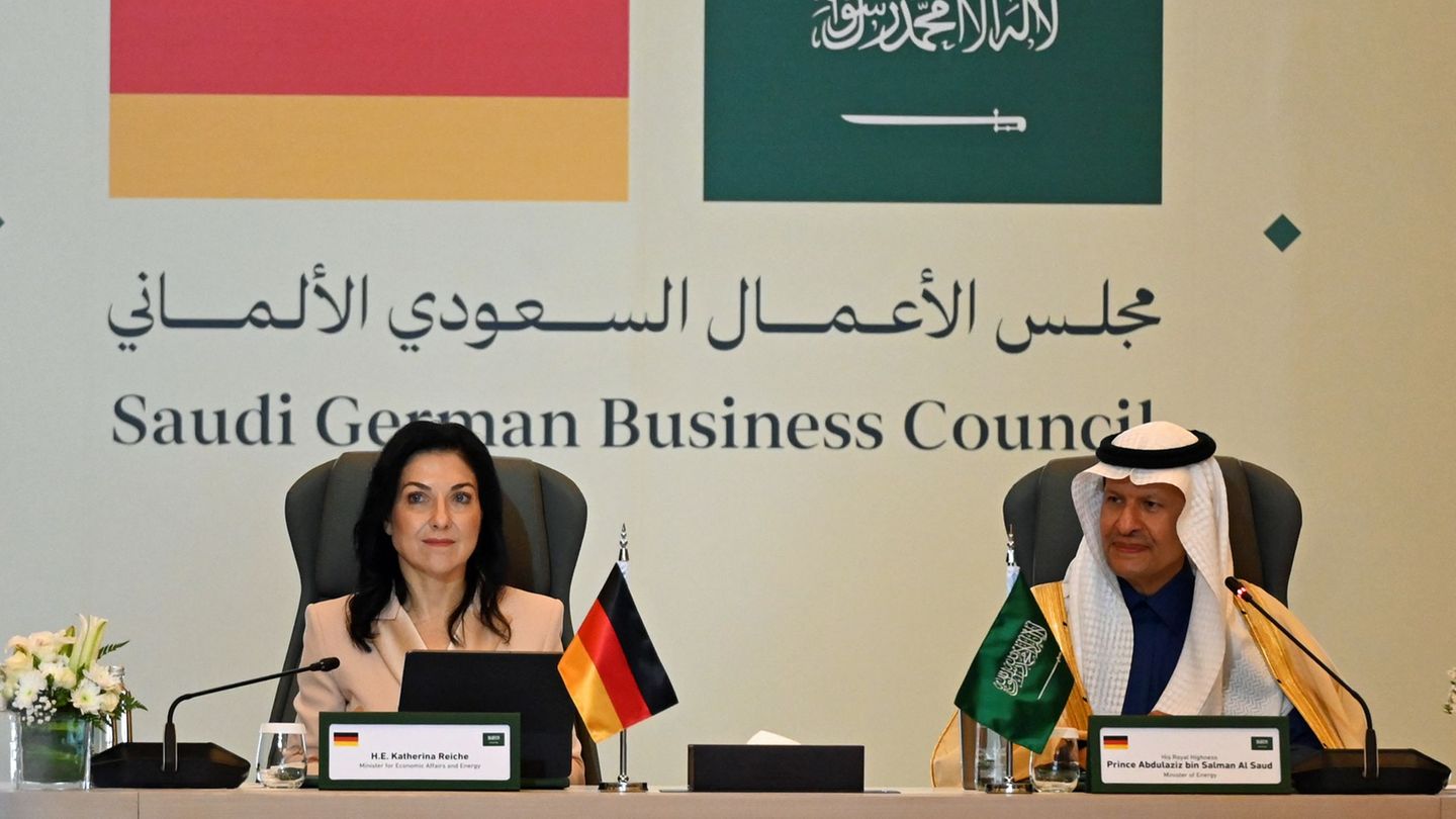 Bundeswirtschaftsministerin Katherina Reiche (CDU) und ihr saudi-arabisches Gegenüber, Energieminister Abdulasis bin Salman, hab