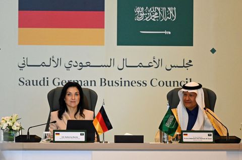 Bundeswirtschaftsministerin Katherina Reiche (CDU) und ihr saudi-arabisches Gegenüber, Energieminister Abdulasis bin Salman, hab