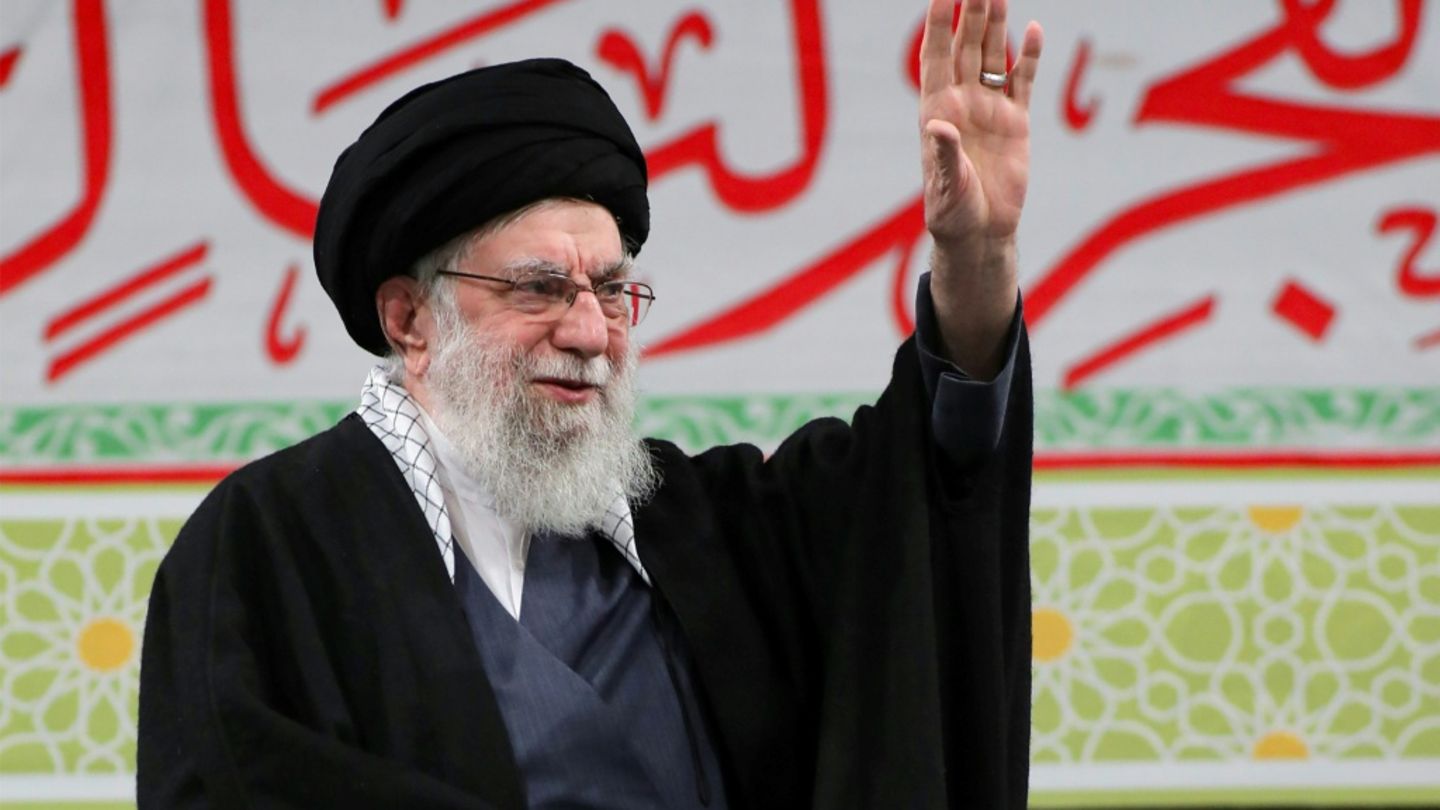 Ayatollah Ali Chamenei am 1. Februar