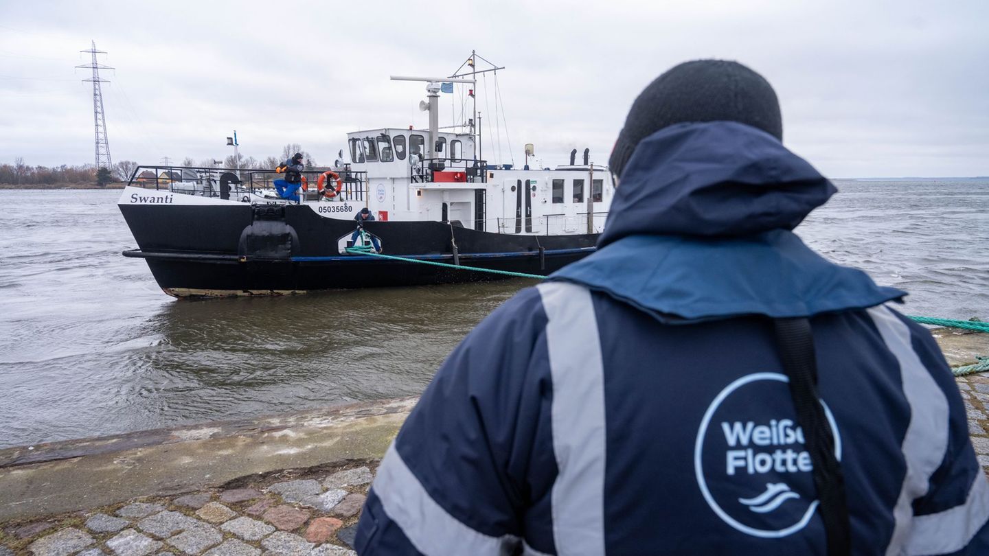 Eisbrecher "Swanti" verkehrt nach Notfahrplan zwischen Rügen und Hiddensee. Foto: Stefan Sauer/dpa
