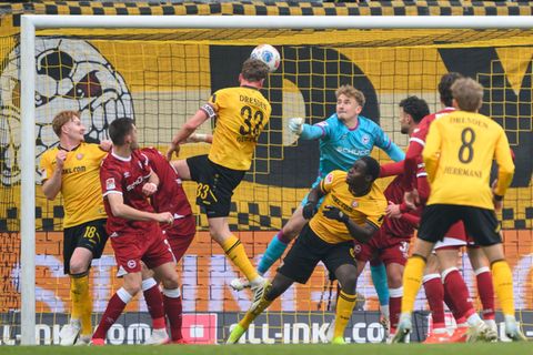 Christoph Daferner (Dynamo Dresden, 4.v.l.) erzielt das 1:0. Foto: Robert Michael/dpa