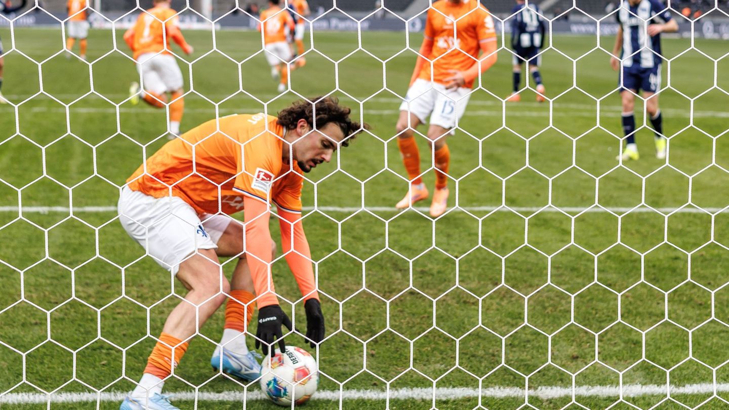 Elfmeterschütze Fraser Hornby hat's eilig. Foto: Andreas Gora/dpa