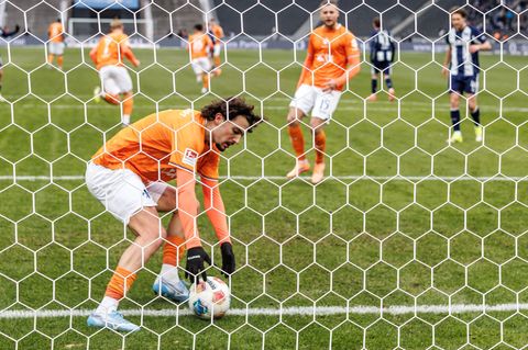 Elfmeterschütze Fraser Hornby hat's eilig. Foto: Andreas Gora/dpa