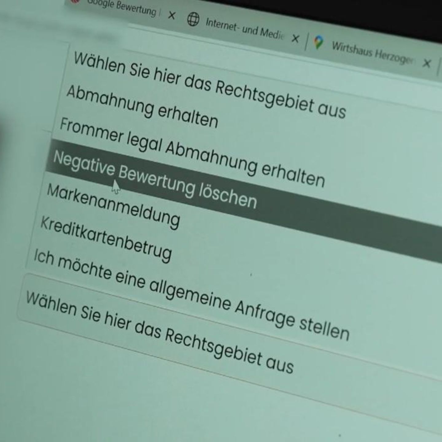 1000 Euro wegen negativer Google-Bewertung – wie Anwälte abkassieren