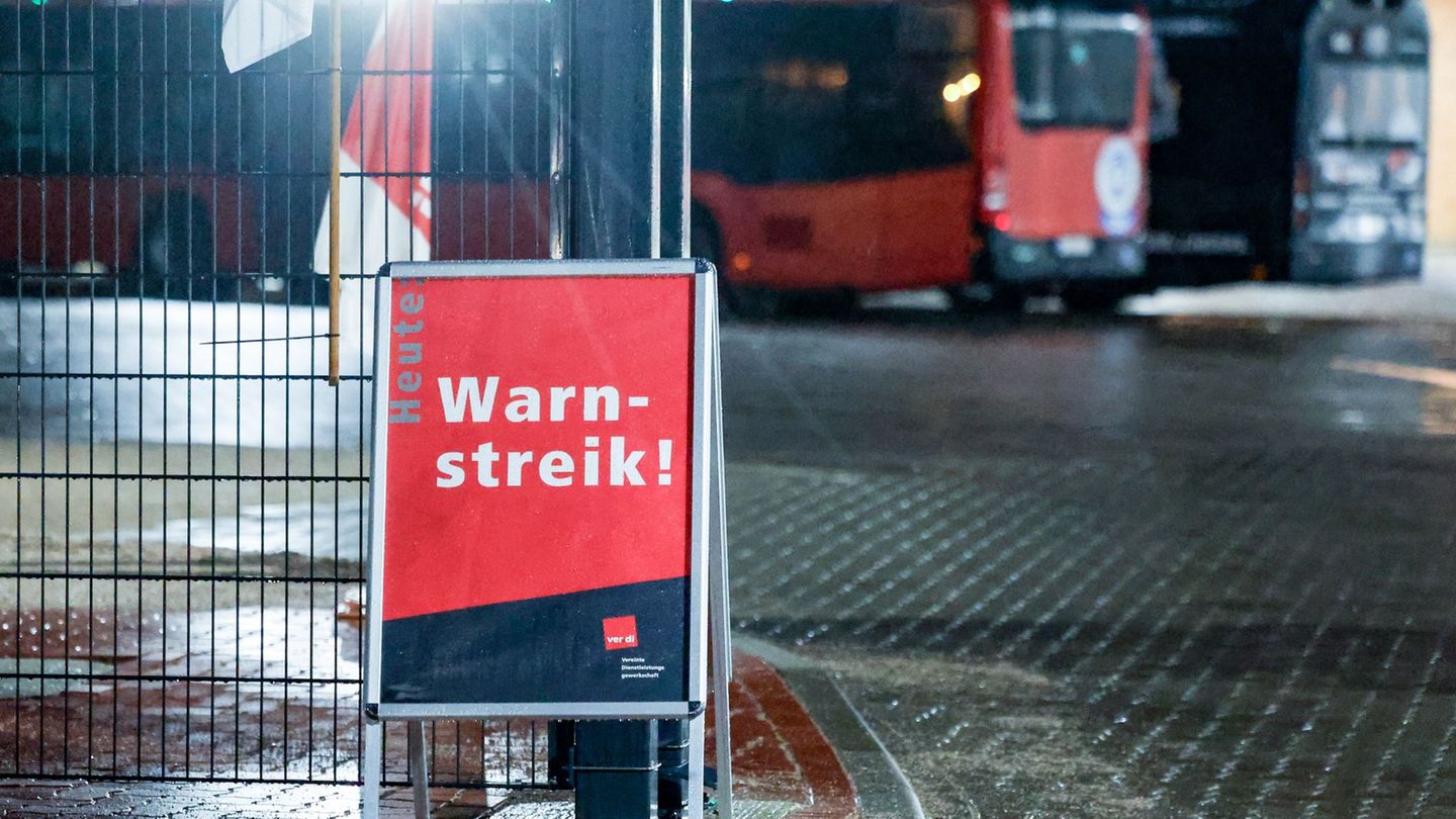 Bei den Stadtbussen in Kiel, Lübeck, Flensburg und Neumünster gibt es ganztägige Warnstreiks. (Archivbild) Foto: Axel Heimken/dp
