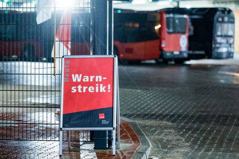 Bei den Stadtbussen in Kiel, Lübeck, Flensburg und Neumünster gibt es ganztägige Warnstreiks. (Archivbild) Foto: Axel Heimken/dp