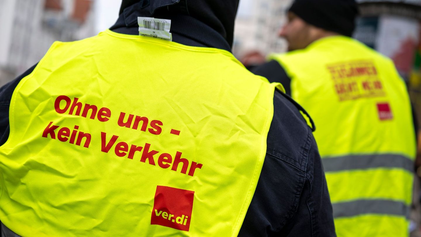 Im Tarifkonflikt im bayerischen Nahverkehr setzt die Gewerkschaft Verdi auf Warnstreiks. (Archivbild) Foto: Peter Kneffel/dpa