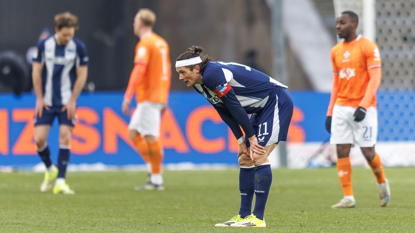 Am Ende gab es wieder keinen Sieg für die Berliner. Foto: Andreas Gora/dpa