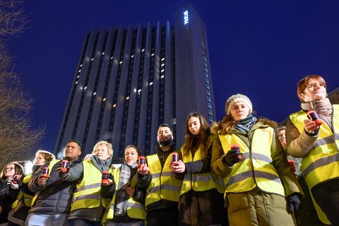 Beschäftigte und Bürger haben sich am Congress Hotel in Chemnitz versammelt. Foto: Hendrik Schmidt/dpa