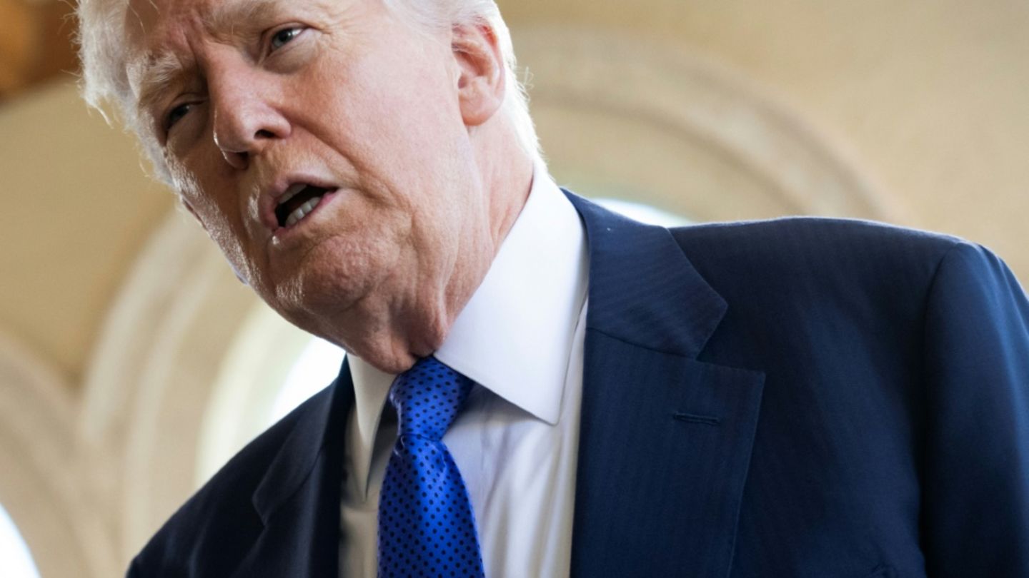 Donald Trump spricht zu Journalisten