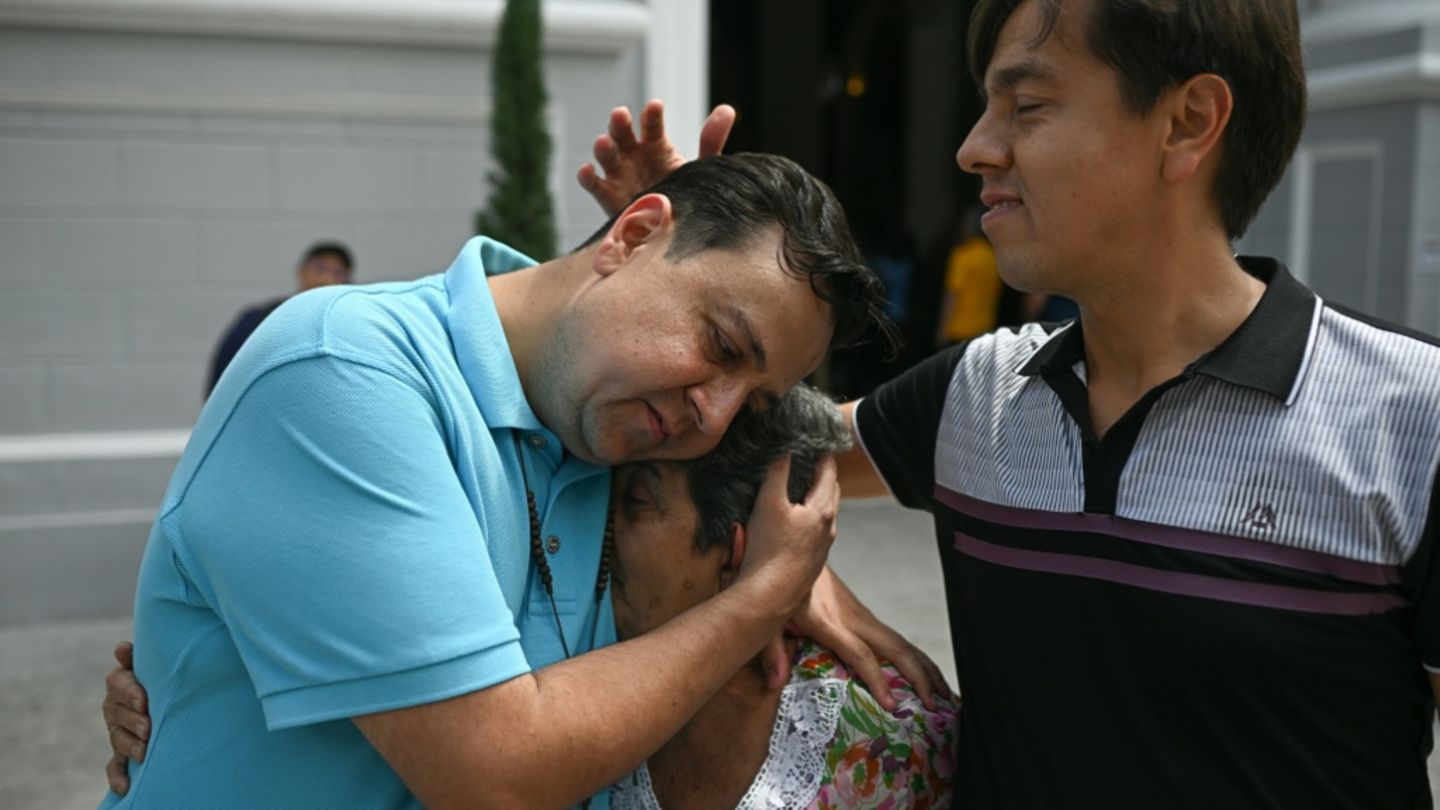 Javier Tarazona (l) umarmt seine Mutter