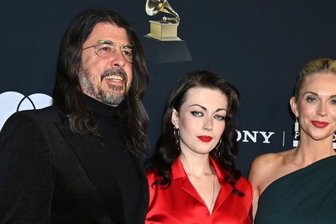 Dave Grohl mit seiner Tochter Violet und seiner Ehefrau Jordyn (v.l.n.r.) bei einer Pre-Grammy-Gala.