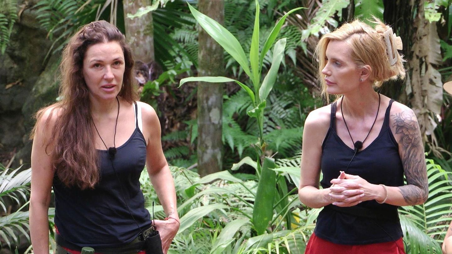 Die Dschungelfreundinnen Simone Ballack und Mirja du Mont werden getrennt. Foto: RTL/dpa