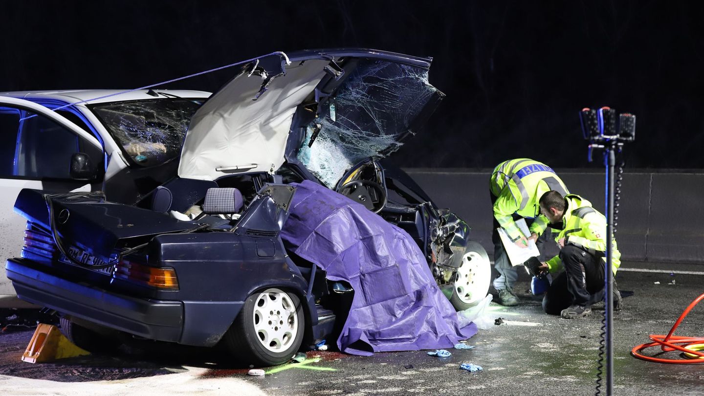 Drei Menschen sterben bei einem Unfall auf der A61. Foto: Uncredited/dpa