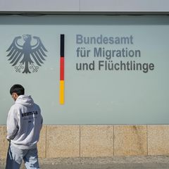 Zwei Menschen vor dem Bundesamt für Migration und Flüchtlinge (Bamf) in Berlin (Archivbild)