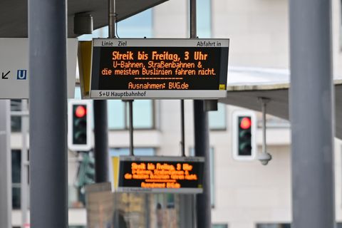 Verdi hat für Montag in Berlin und Brandenburg zu ganztägigen Warnstreiks im ÖPNV aufgerufen. (Archivbild) Foto: Sebastian Golln