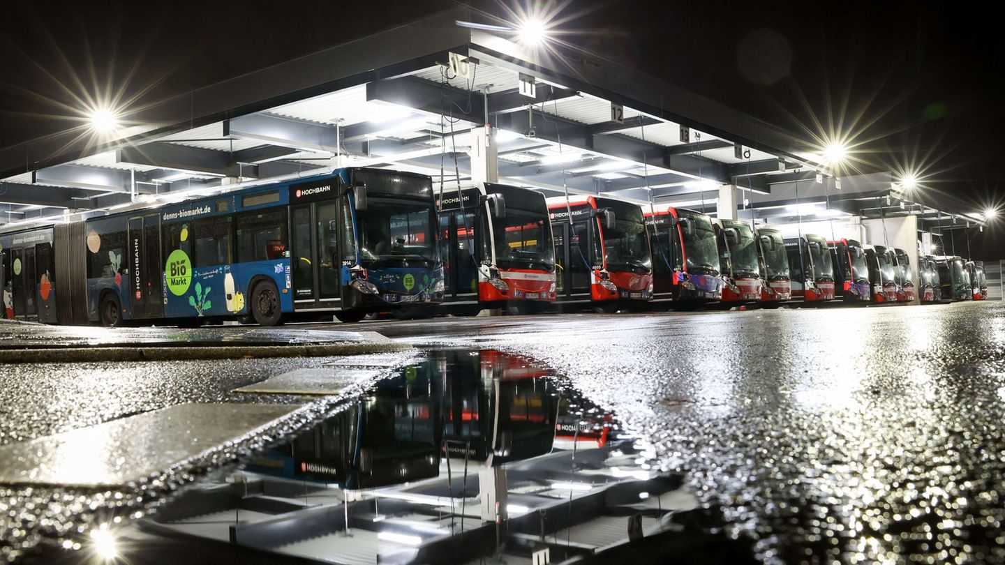 Wegen eines Warnstreiks bleiben am Montag die meisten Busse der Hamburger Hochbahn und der Verkehrsbetriebe Hamburg-Holstein (VH