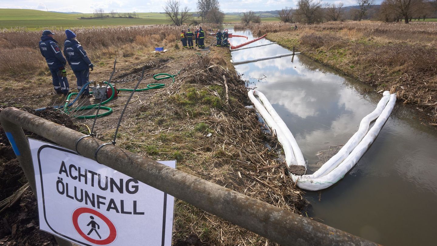 Bei dem Ölunfall waren viele Helferinnen und Helfer im Einsatz. (Archivbild) Foto: Thomas Frey/dpa