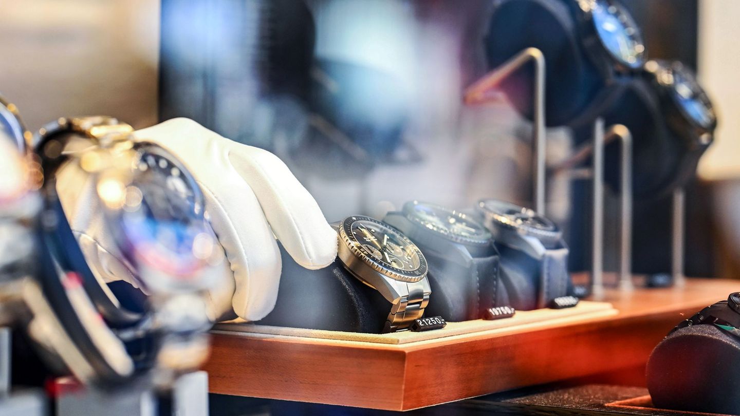 Bei Luxusuhren zeichnen sich Trends ab. (Archivbild) Foto: Uli Deck/dpa
