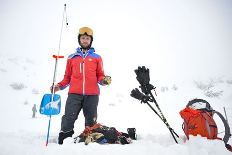 Eine Sonde zum Orten von Verschütteten unter dem Schnee und eine Schaufel gehören zur Grundausrüstung abseits der Piste. Foto: M