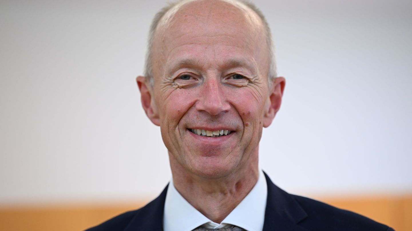 "Wir brauchen eine sinnvolle Altersbegrenzung", fordert Schwarz für Social-Media-Accounts. (Archivbild) Foto: Arne Dedert/dpa