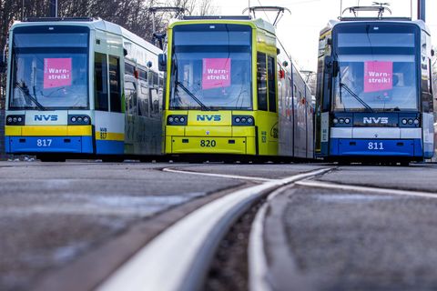 Auf Bus und Straßenbahn warten viele Menschen in Mecklenburg-Vorpommern am Montag wohl vergeblich. (Archivbild) Foto: Jens Büttn