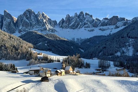 St. Magdalena gilt als eines der schönsten Dörfer Südtirols. Foto: Christoph Sator/dpa