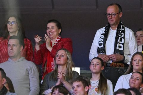 Friedrich Merz, seine Frau Charlotte Merz, Mette Frederiksen und Königin Mary (l.) beim EM-Finale.