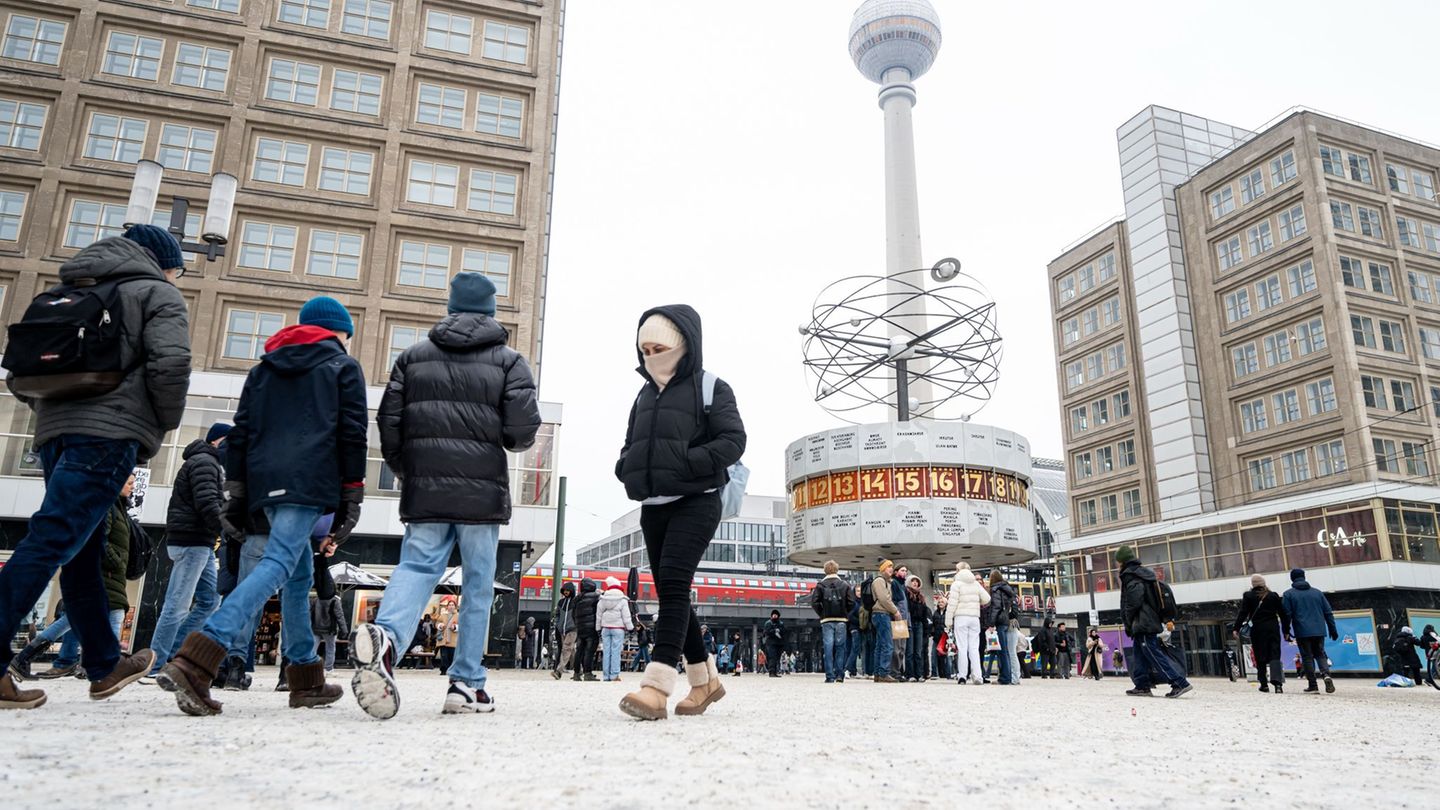 Der Winter hat Berlin immer noch im Griff, an vielen Stellen bleibt es glatt. Foto: Fabian Sommer/dpa