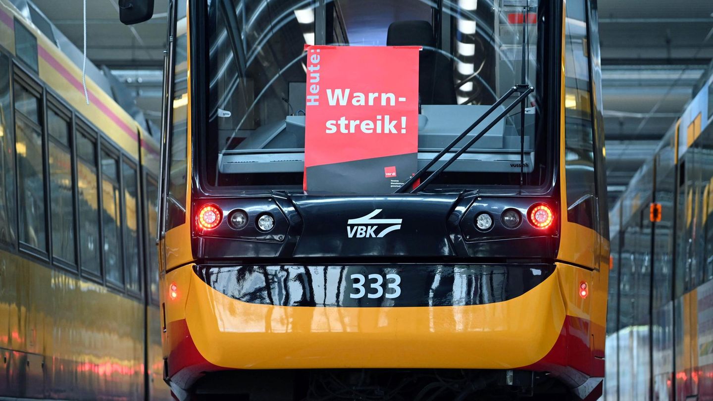 An einer Straßenbahn der Verkehrsbetriebe Karlsruhe hängt ein Plakat mit der Aufschrift Warnstreik" (Archivbild)