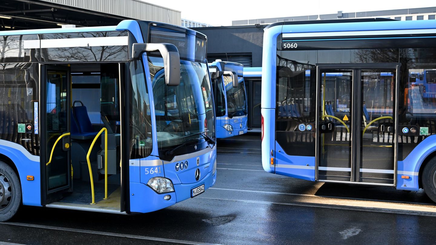 Im Tarifkonflikt im bayerischen Nahverkehr setzt die Gewerkschaft Verdi auf Warnstreiks. (Archivbild) Foto: Sven Hoppe/dpa