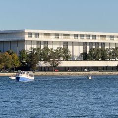 Das Trump Kennedy Center ist von Georgetown aus zu sehen