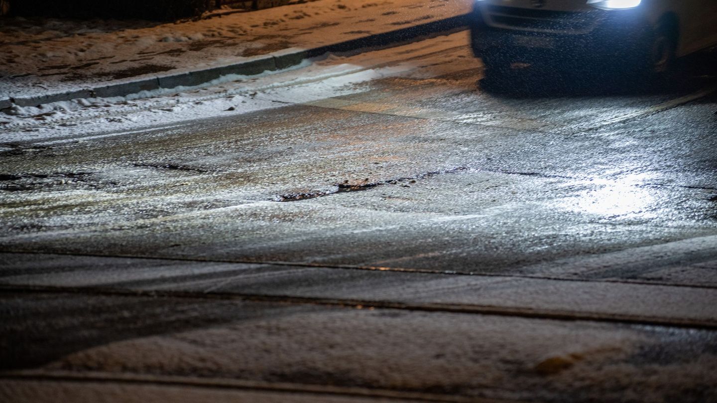 Im Südwesten kann es auf den Straßen weiter glatt werden. Foto: Harald Tittel/dpa