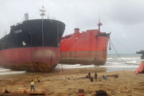 Handelsschiffe wurden an der Küste vor Gadani in Pakistan auf Grund gesetzt, damit sie abgewrackt werden können. (Archivbild) Fo