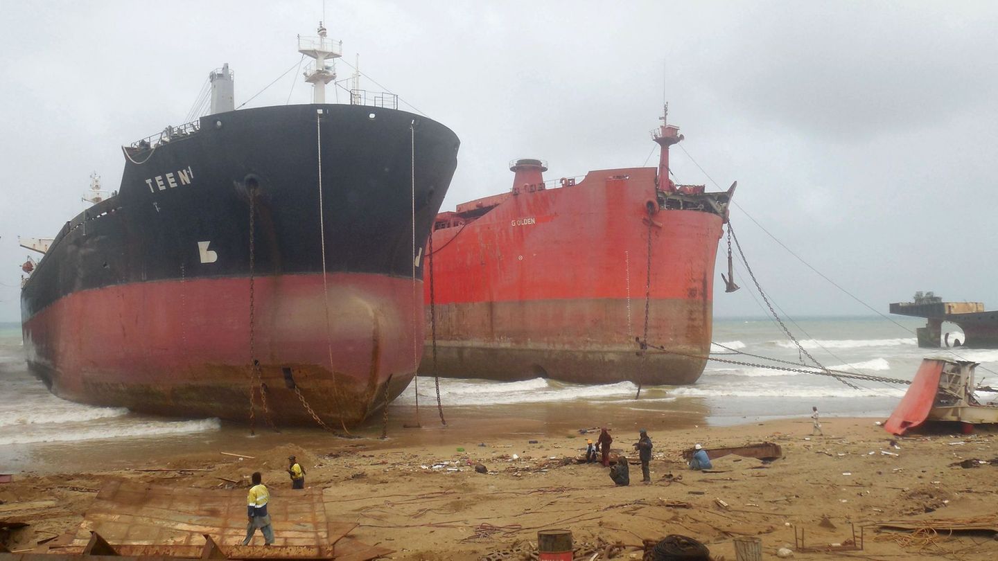 Handelsschiffe wurden an der Küste vor Gadani in Pakistan auf Grund gesetzt, damit sie abgewrackt werden können. (Archivbild) Fo