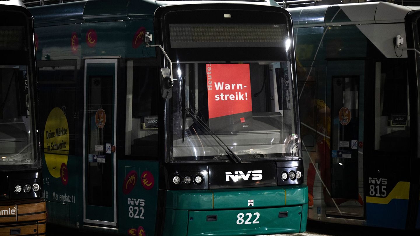 Straßenbahnen blieben auch in Schwerin im Depot. Foto: Philip Dulian/dpa