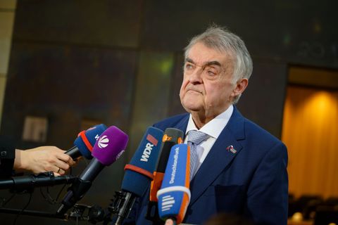 Nordrhein-Westfalens Innenminister Herbert Reul (CDU) steht jetzt selbst im Fokus von Prüfungen. (Archivbild) Foto: Henning Kais