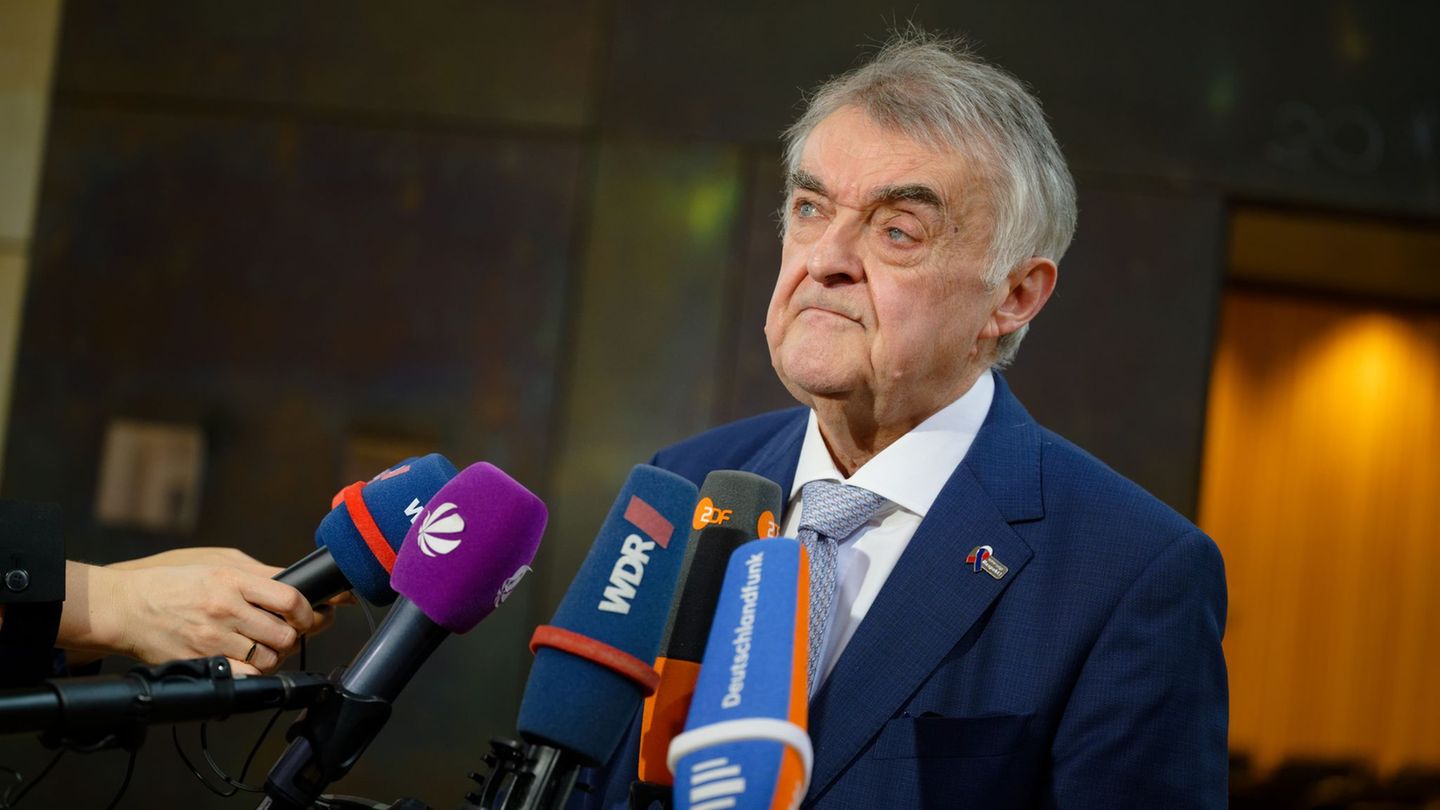 Nordrhein-Westfalens Innenminister Herbert Reul (CDU) steht jetzt selbst im Fokus von Prüfungen. (Archivbild) Foto: Henning Kais