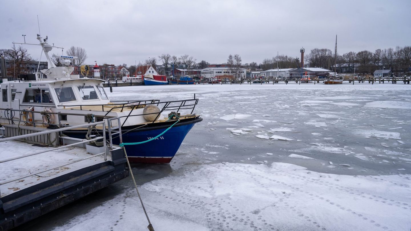 Die Woche startet winterlich mit eisigen Temperaturen, Frost und Glätte. (Symbolbild) Foto: Stefan Sauer/dpa
