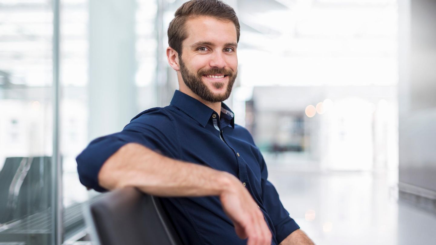 Ein Mann sitzt auf einer Bank