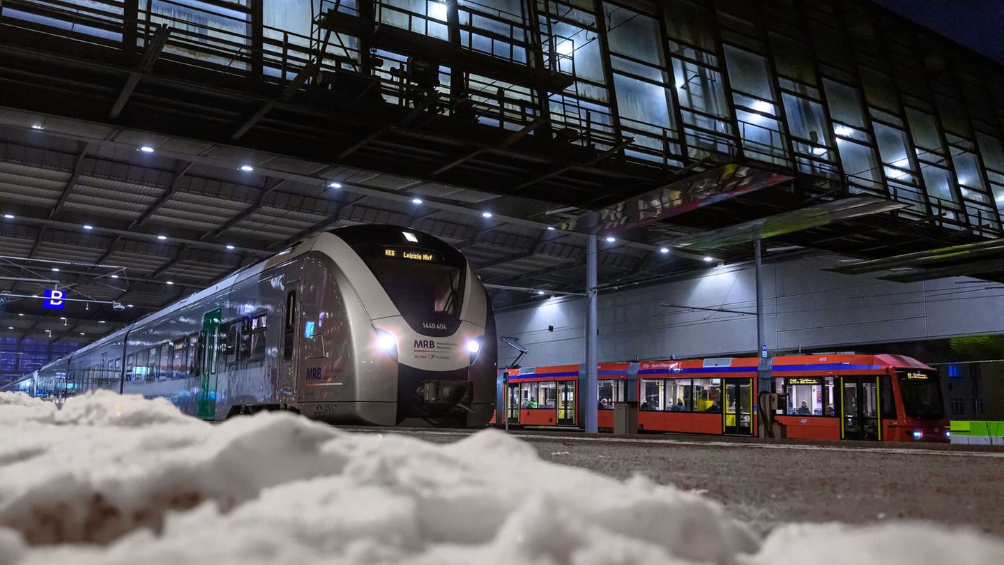 Zwischen Chemnitz und Leipzig verkehrt der erste Akkuzug im regulären Betrieb in Sachsen. Foto: Hendrik Schmidt/dpa