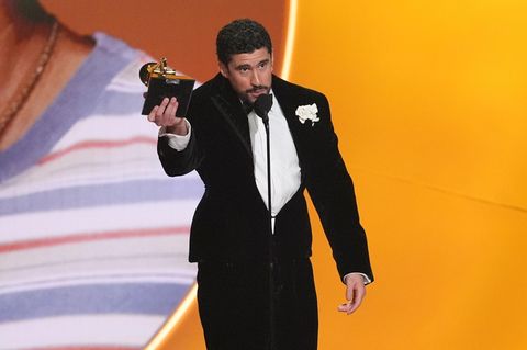 Bad Bunny nimmt den die Grammy-Auszeichnung für das Album des Jahres entgegen