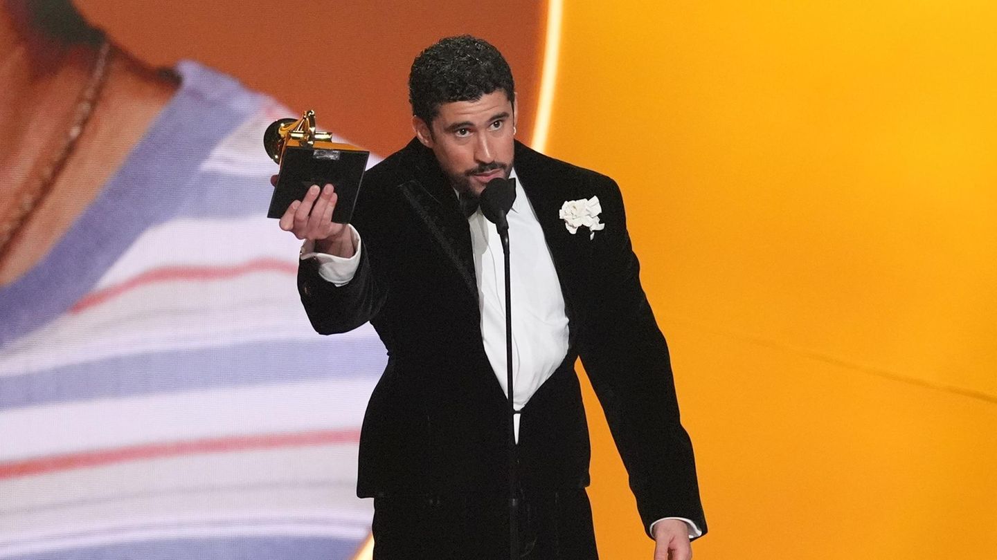 Bad Bunny nimmt den die Grammy-Auszeichnung für das Album des Jahres entgegen