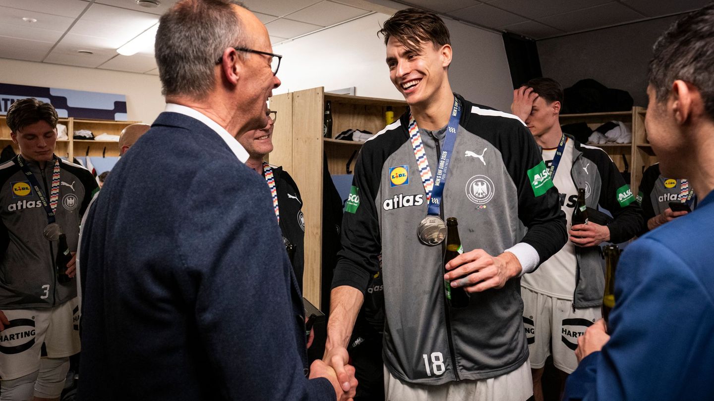 Bundeskanzler Friedrich Merz gratuliert Deutschlands Handballern in der Kabine. Foto: Guido Bergmann/Presse- und Informationsamt