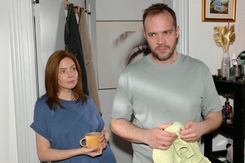 "GZSZ": Erik (r.) will sich voll und ganz auf Toni (l.) einlassen.