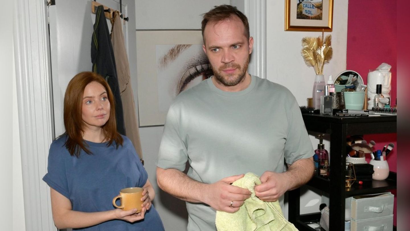 "GZSZ": Erik (r.) will sich voll und ganz auf Toni (l.) einlassen.