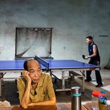 Hängt er seinen Gedanken nach, während zwei pensionierte Offiziere Tischtennis spielen? Oder ist er genervt vom lebhaften Match hinter seinem Rücken? Was den Mann im Vordergrund beschäftigt, bleibt offen – Fotograf Rahsan Firtina verrät es nicht. Doch gerade der Kontrast belebt sein Porträt einer Alltagsszene in Hanoi und verleiht dem Bild dazu einen Hauch von Komik