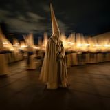 Nacht der Trauer: Ein Büßer geht barfuß über die Plaza de la Catedral im spanischen Zamora. Hinter ihm kommt die Prozession seiner vermummten Bruderschaft langsam zum Stillstand, Kerzenlicht durchbricht die Dunkelheit. Die "Yacente"-Prozession findet traditionell am Gründonnerstag statt und steht für Trauer und Besinnung; ihr letztes Lied erklingt erst weit nach Mitternacht. Während der Karwoche wird Zamora mit seinen prunkvollen Umzügen der katholischen Bruderschaften zur Attraktion für Einheimische und Gäste