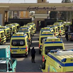 Viele Krankenwagen vor dem Grenzübergang Rafah zwischen Gaza und Ägypten